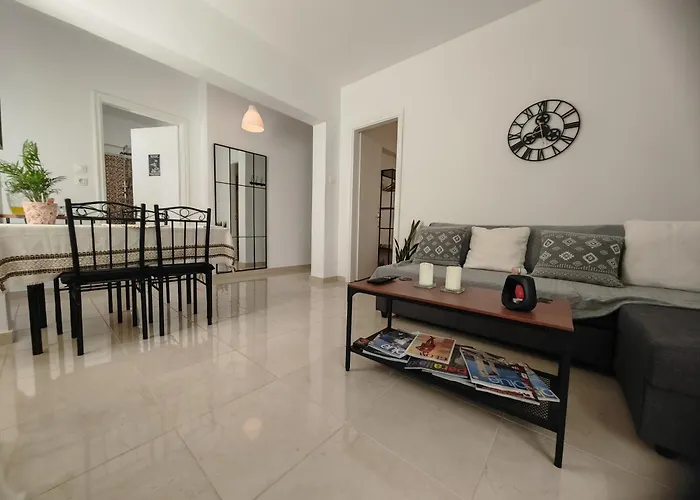 Leo\'S & Xerxes\' Place In The Heart Of Rhodes
